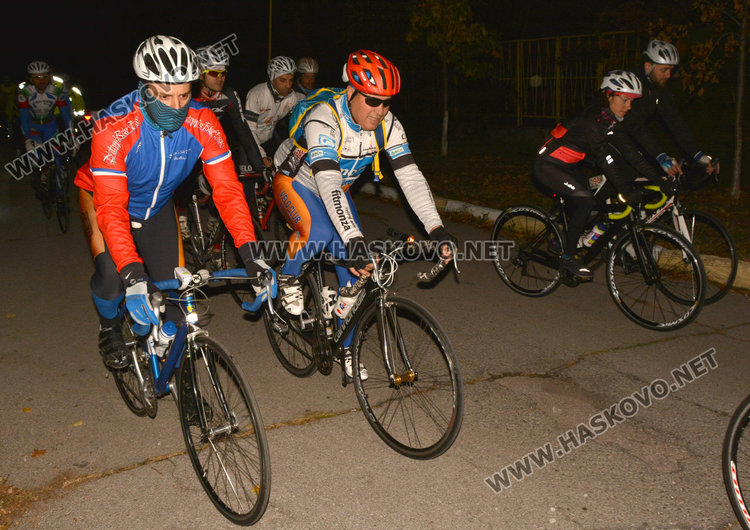 54 колоездачи въртят педали в 208-километров бревет
