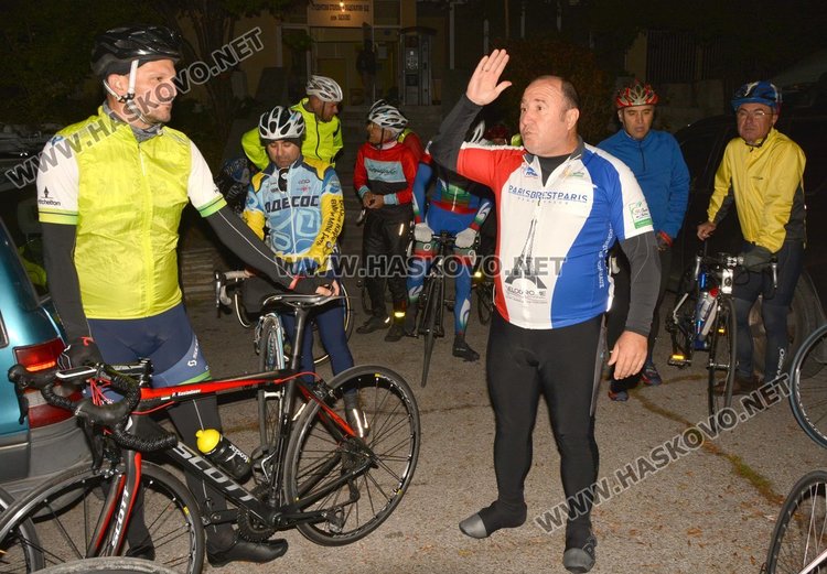 Георги Ангелов (вдясно) дава наставления