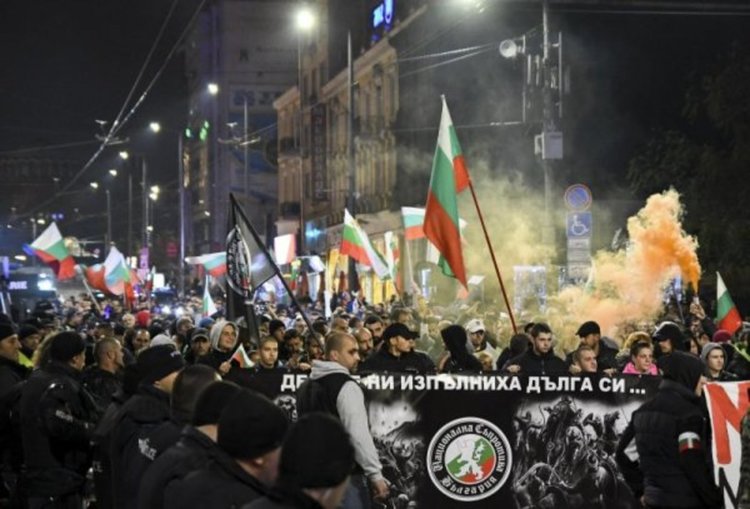 Гайди, песни, знамена – протестът мирен, но твърд: Пришълците вън!