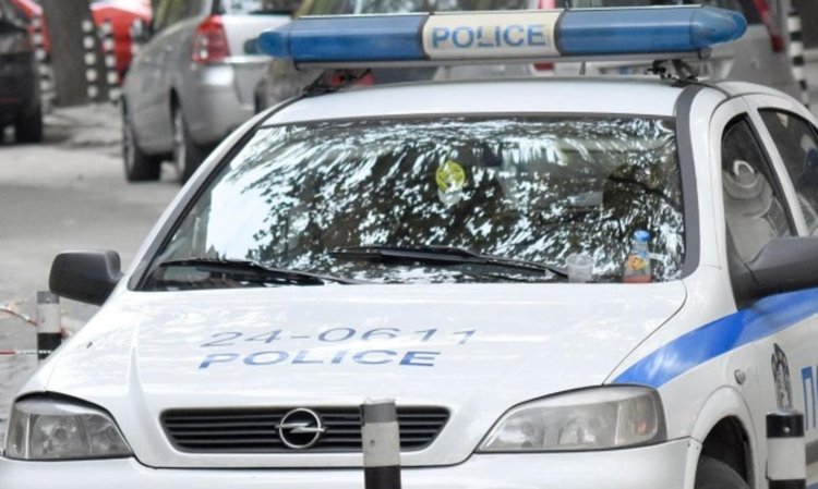 Щракнаха белезници на петима за трафик на хора