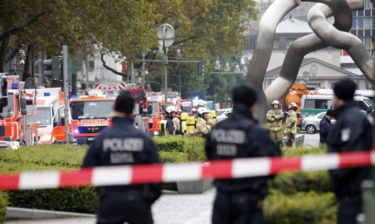 Дете-мигрант скочи от блок, насърчавали го