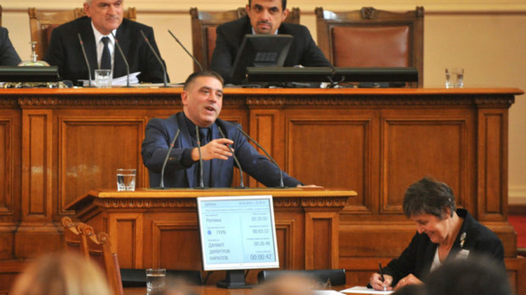 Депутатите ще избират между два варианта за протестния вот