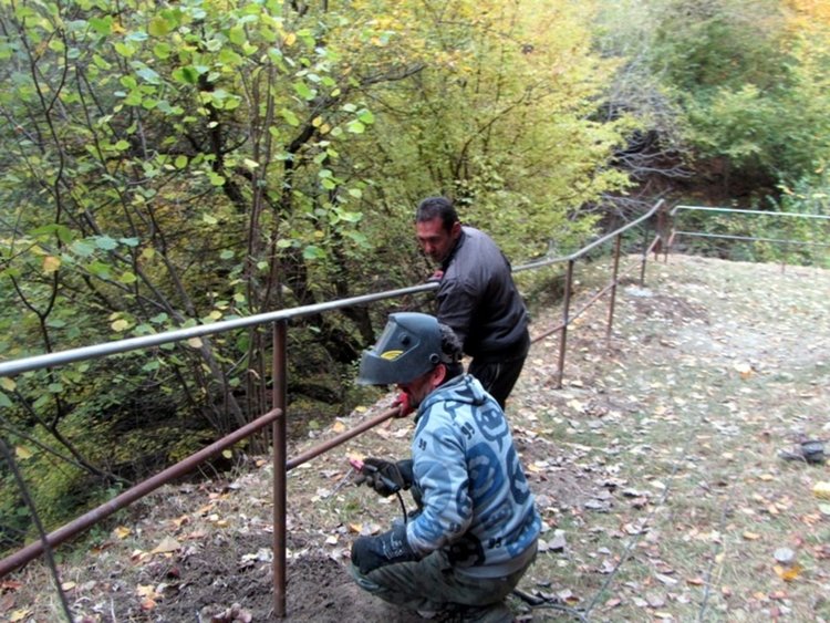 Поставиха 75 метров парапет по пътя към природната забележителност Смолянски водопад