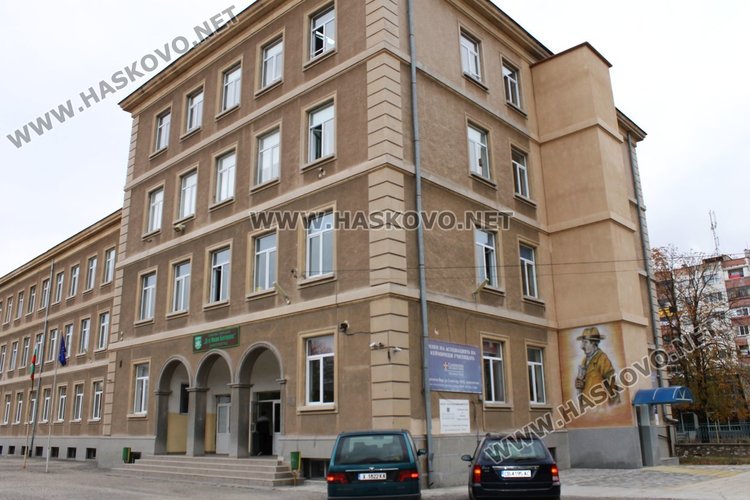  Профилираната гимназия е поредното димитровградско училище, върху фасадата на което е изрисуван лика на партона му - д-р Иван Богоров