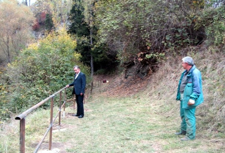 Поставиха 75 метров парапет по пътя към природната забележителност Смолянски водопад