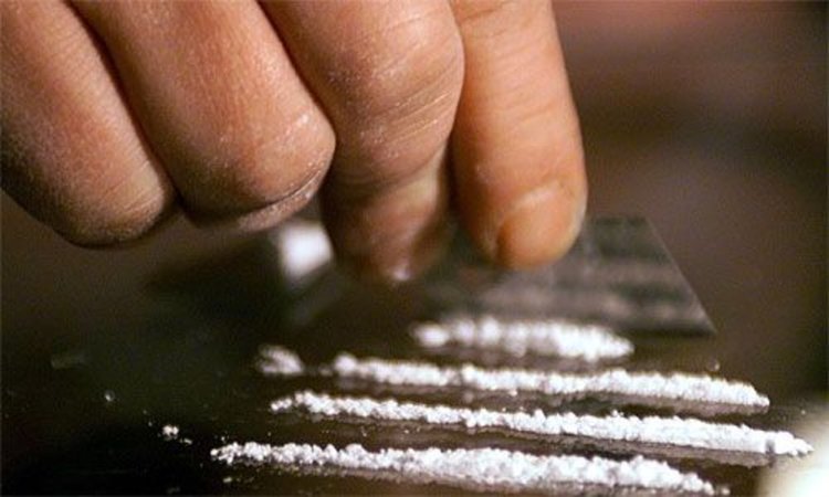 Задържаха двама с хероин и канабис