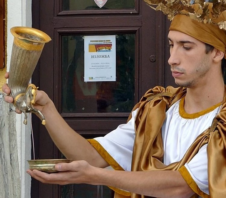 Траки, мистерии, божества и ритуали забавляваха два дни първомайци