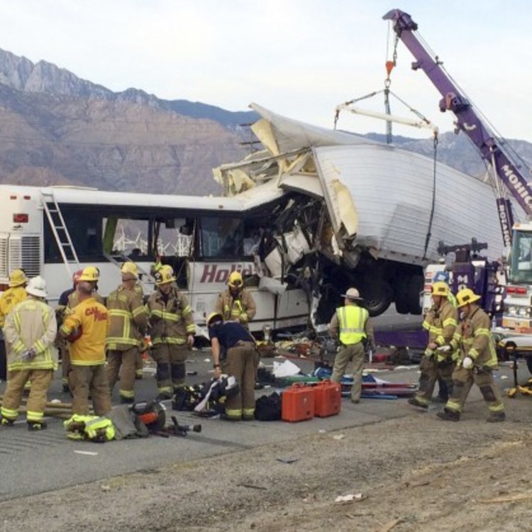 Жестока катастрофа на автобус в Калифорния: 13 загинали