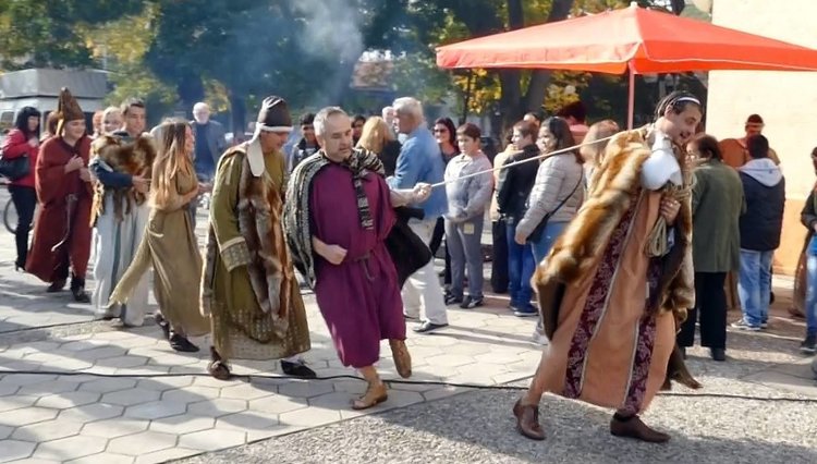 Траки, мистерии, божества и ритуали забавляваха два дни първомайци