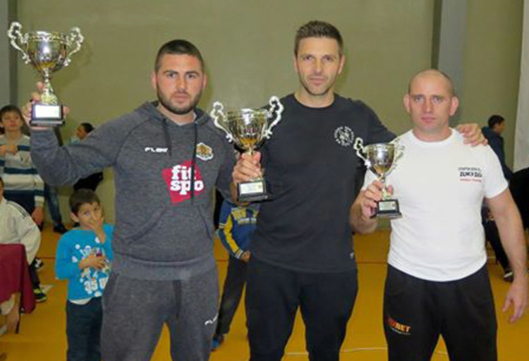 Единият от треньорите Георги Гергиев (всредата)