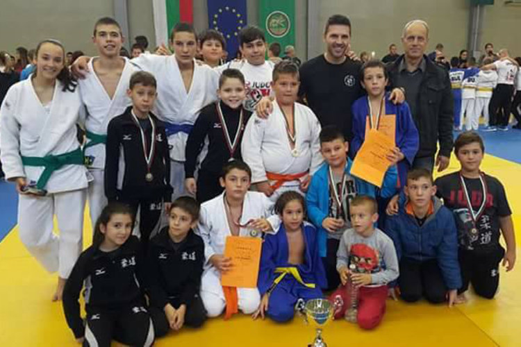 Хасковските джудисти вдигнаха купата на турнира в Стара Загора