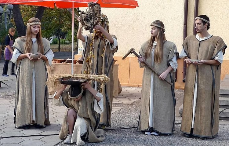 Траки, мистерии, божества и ритуали забавляваха два дни първомайци