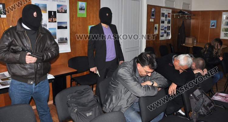 Терористи нахлуха в Дома на учителя, директори в шок