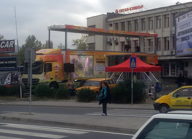 Рекламират шумно чай от Турция на автогарата в Кърджали,граждани нажежиха 112