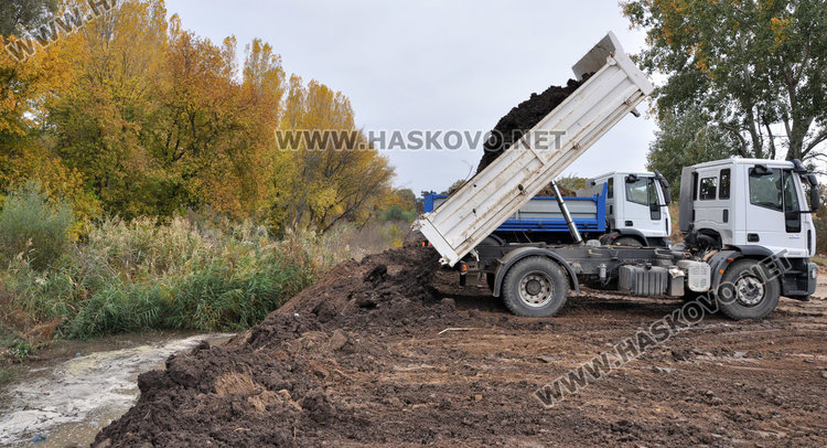 Укрепват скъсаната дига по Олу дере, заливала Стойково и Е-80