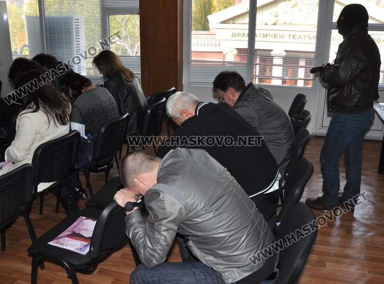 Терористи нахлуха в Дома на учителя, директори в шок