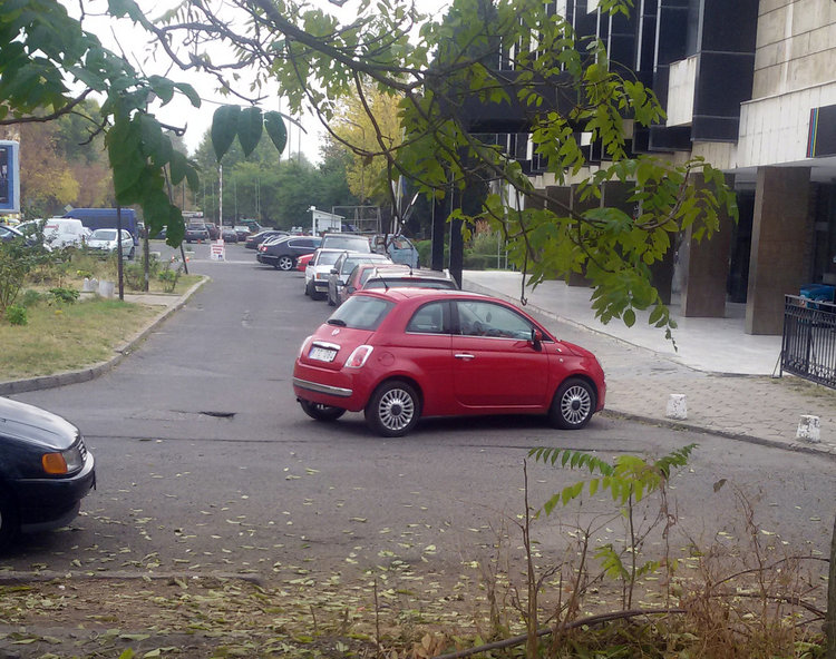 Кърджалийските шофьори стават все по-нагли,паркират и на оживени кръстовища