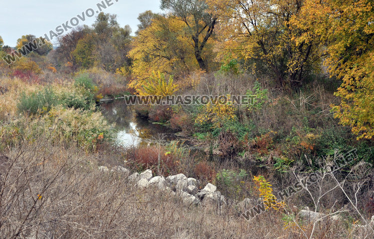 Укрепват скъсаната дига по Олу дере, заливала Стойково и Е-80