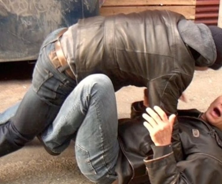 Гамен вилнее в кръчма, помлял от бой посетител