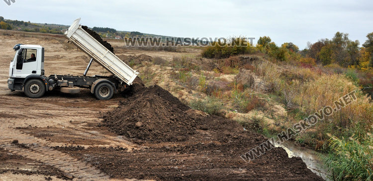 Укрепват скъсаната дига по Олу дере, заливала Стойково и Е-80