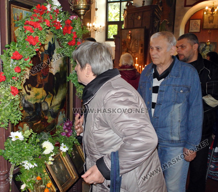 Млади и стари се докоснаха до иконата на Свети Димитър
