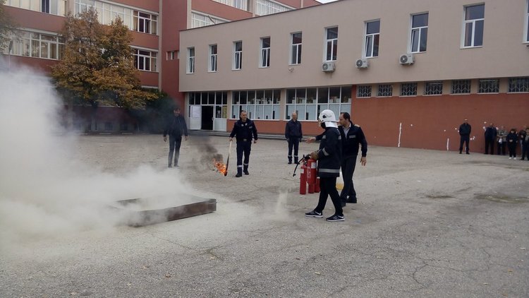 Демонстрация за гасене на пожар с пожарогасител в присъствието на пожарникари