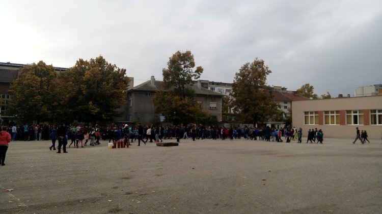 Гасиха пожар в ОУ "П.Славейков" с учебна цел