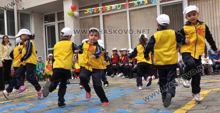 Деца пеят и танцуват за здравословен начин на живот