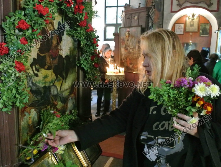 Млади и стари се докоснаха до иконата на Свети Димитър