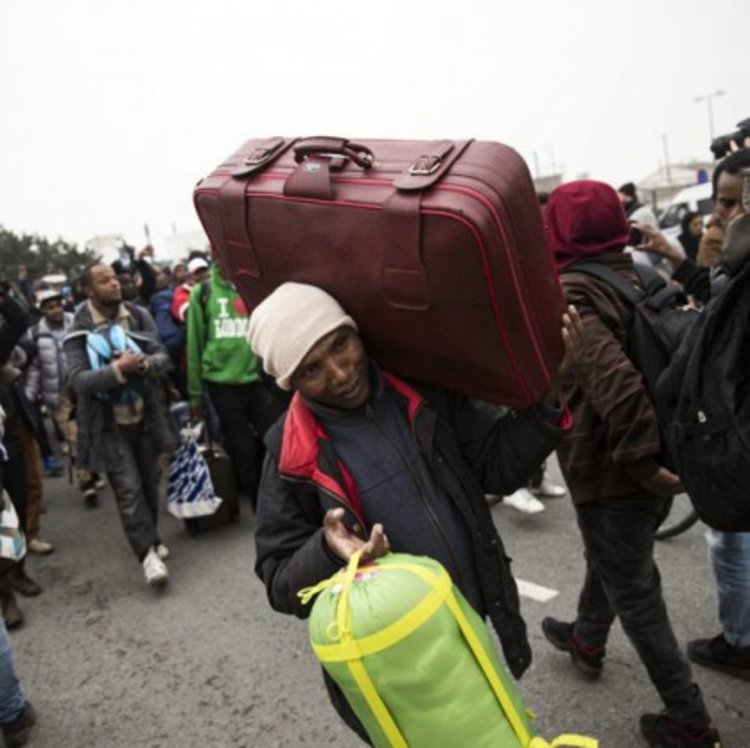 Френските власти изселиха над 4000 мигранти от лагера в Кале