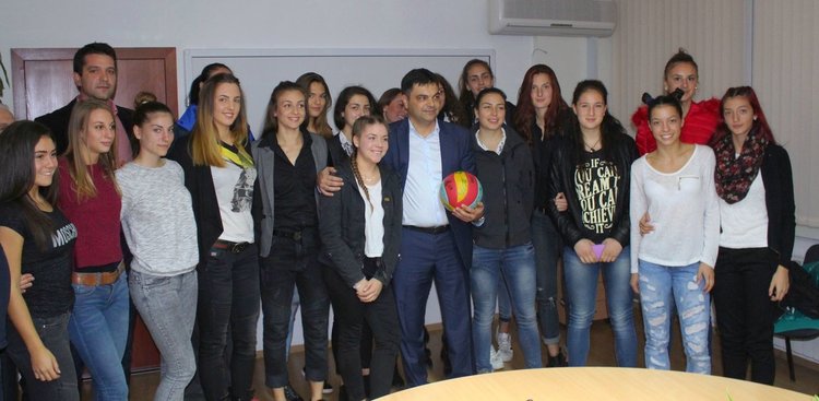 Новото треньорско ръководство и женския тим бе представен официлно от кмета Иво Димов