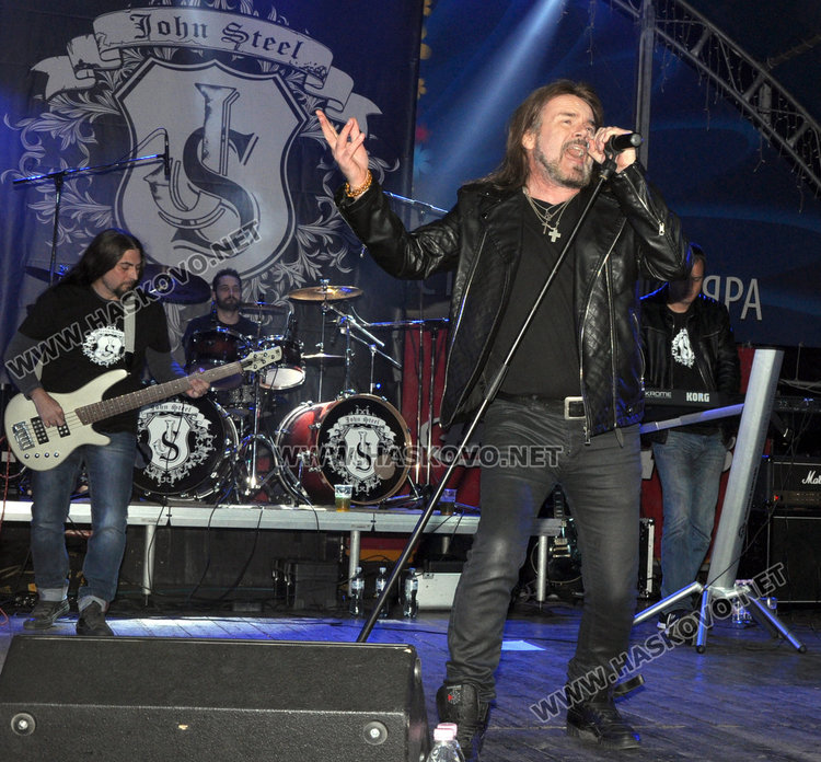 Легендарният вокалист на "Рейнбоу" Дуги Уайт на сцената на площад "Свобода" в Хасково