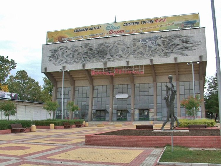 Монтират ново осветление в спортна зала "Младост"