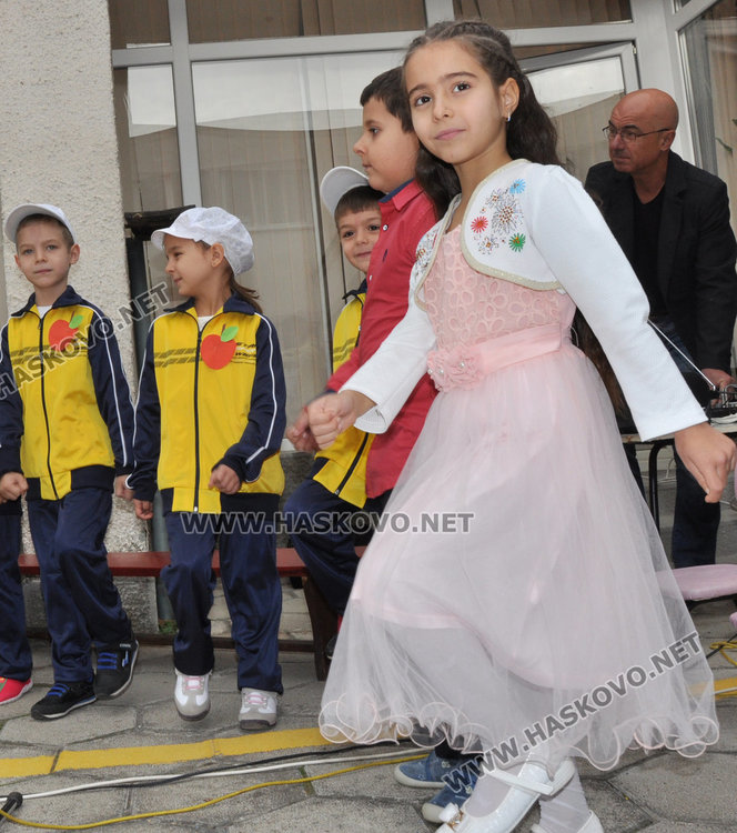 Деца пеят и танцуват за здравословен начин на живот