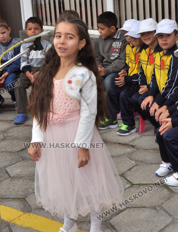 Деца пеят и танцуват за здравословен начин на живот