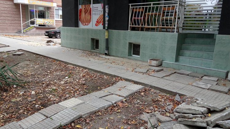 Втори месец плочките пред фризьорски салон не са възстановени, пише наша читателка