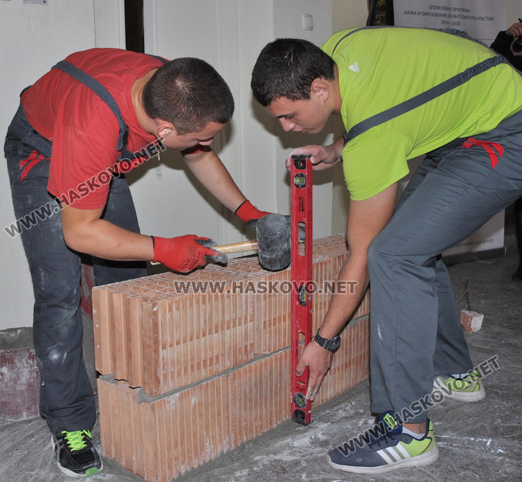 Бъдещите строители показаха майсторлък за празника на професията в Дървото