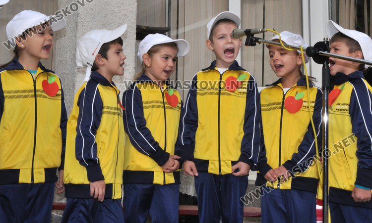 Деца пеят и танцуват за здравословен начин на живот