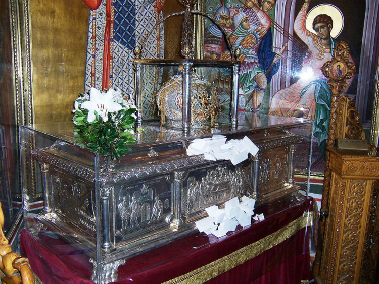 Мощите на Св. Димитър в солунската базилика.