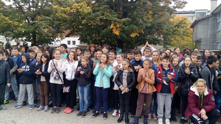 Евакуацията изведе децата на двора на училището