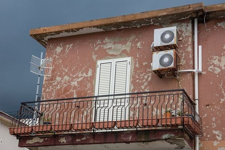 Село в Италия се барикадира, за да не приеме 12 мигрантки