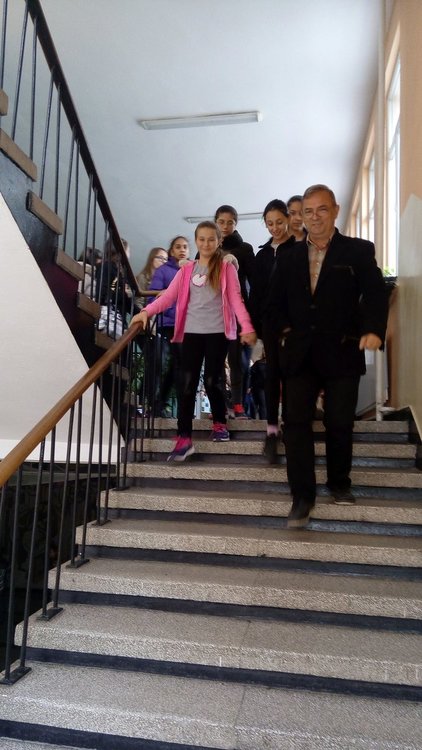 2 минути и 40 секунди бе времето, за което се евакуираха деца и преподаватели