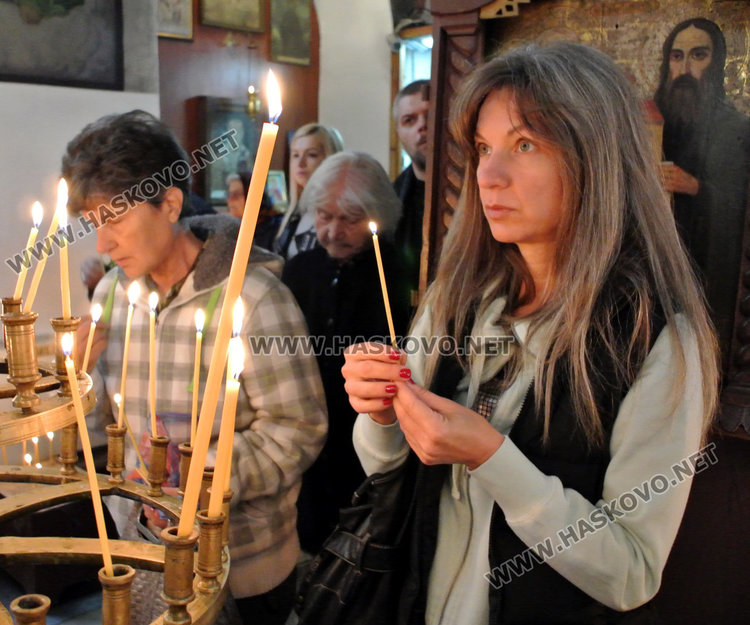 Млади и стари се докоснаха до иконата на Свети Димитър