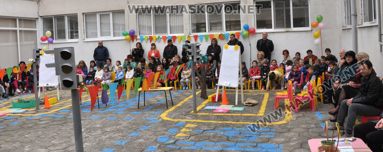 Деца пеят и танцуват за здравословен начин на живот