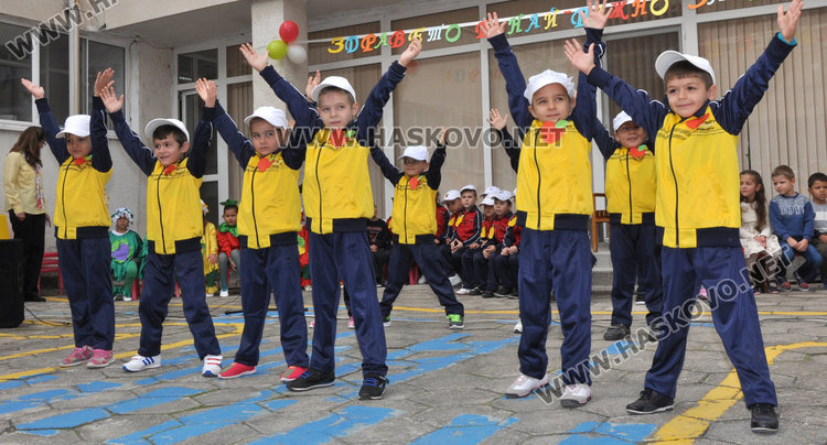 Деца пеят и танцуват за здравословен начин на живот