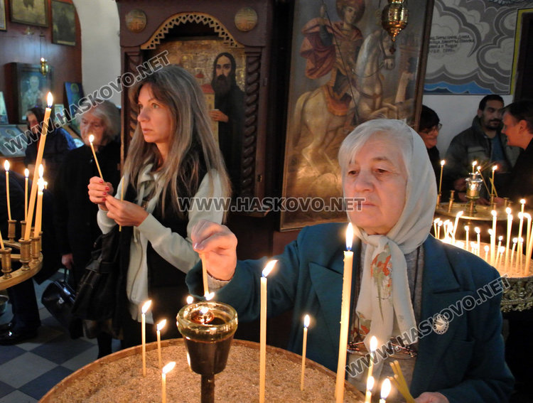 Млади и стари се докоснаха до иконата на Свети Димитър