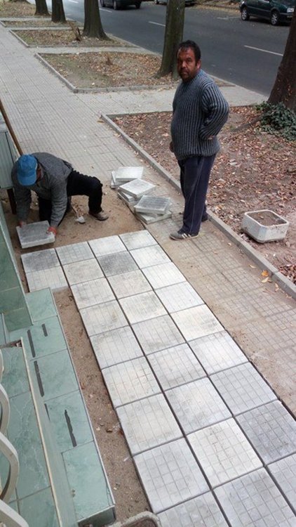 Ден след подадения сигнал започна възстановяването на тротоарната площ