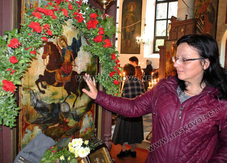 Млади и стари се докоснаха до иконата на Свети Димитър