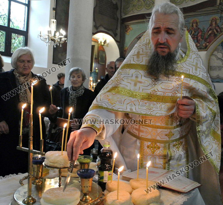 Млади и стари се докоснаха до иконата на Свети Димитър