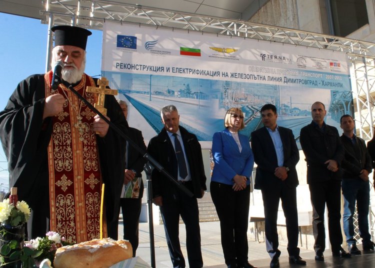 Водосвет за откриването на обновената ЖП гара отслужи Архиерейски наместник Георги Тодев